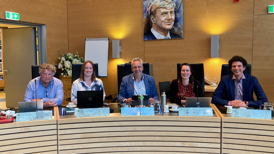 Foto van de fractie, van links naar rechts Karel de Wit, Sigrid Vink, Hans Waaldijk, Marijn Bouwmeester en Koos de Bruijn